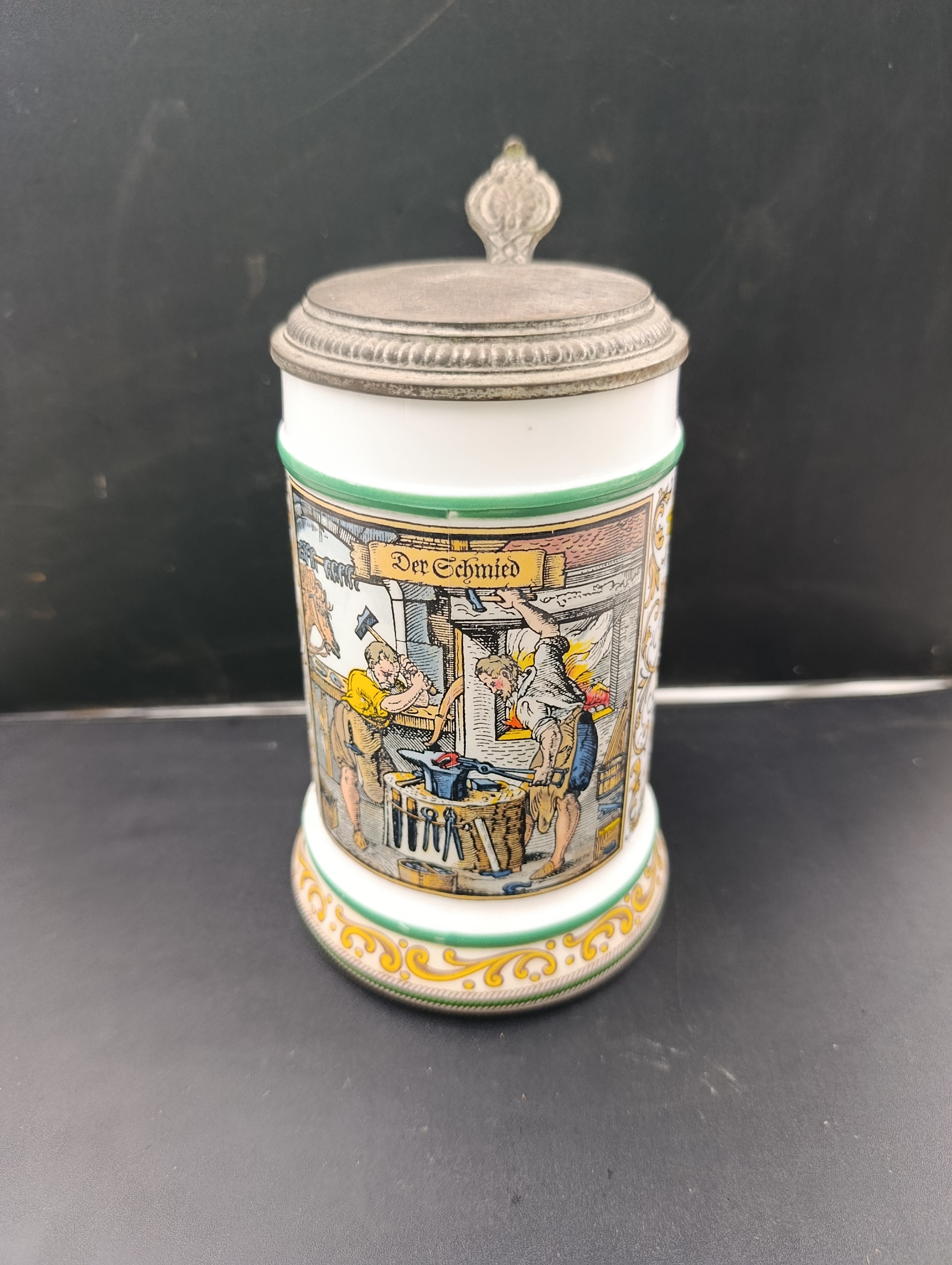 Jarra de cerveza con tapa 