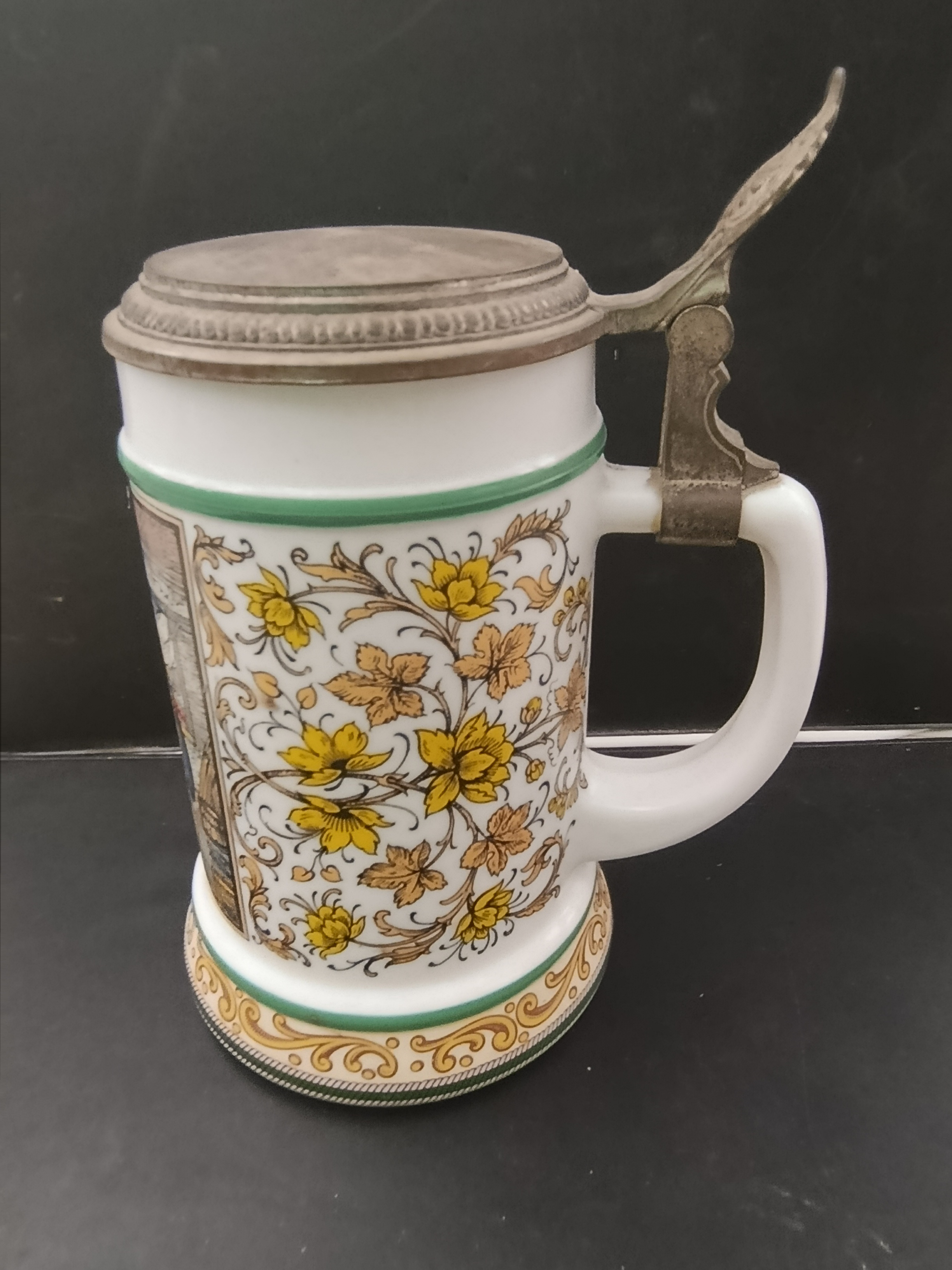 Jarra de cerveza con tapa 