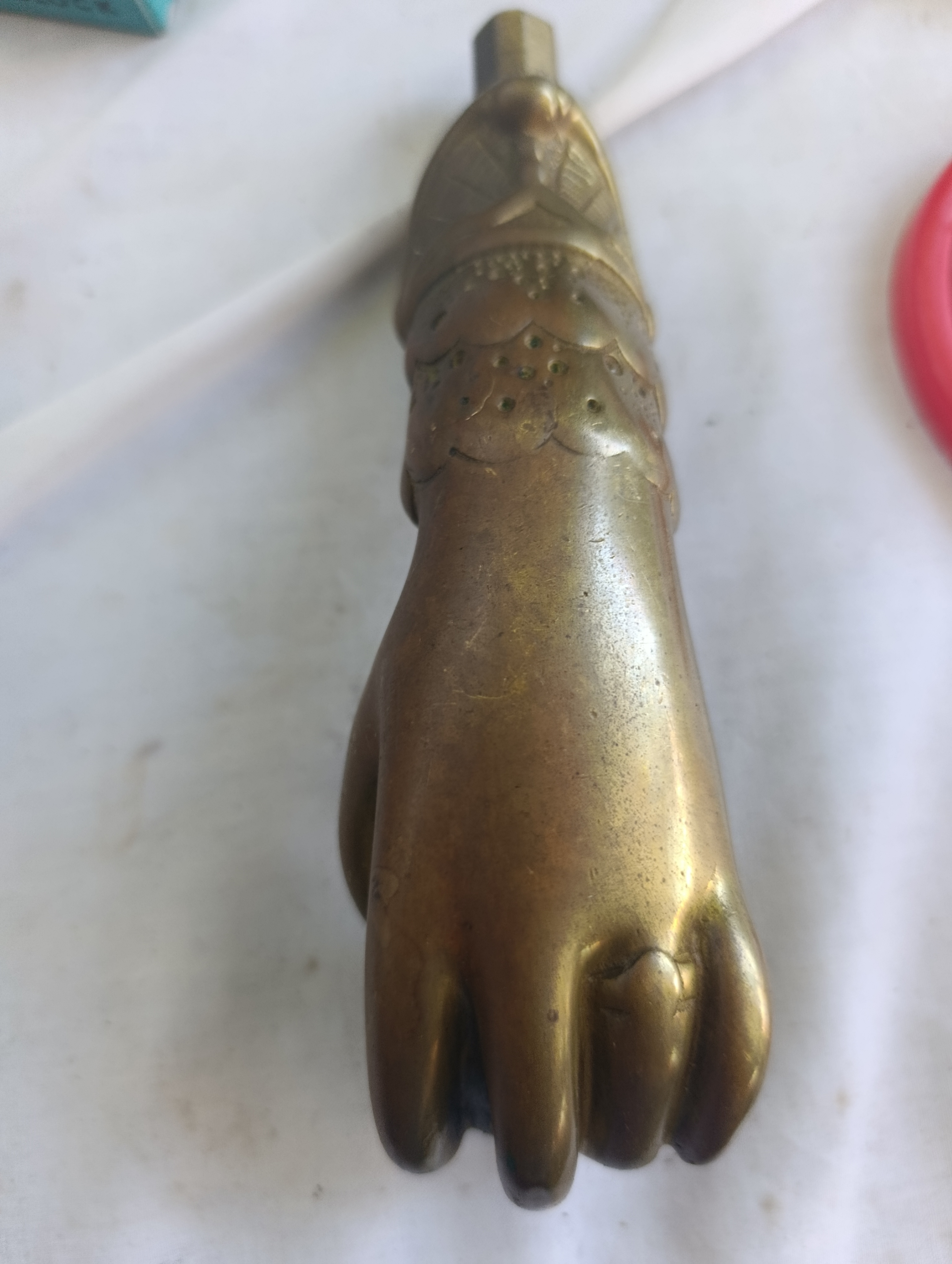 Llamador manito de bronce 