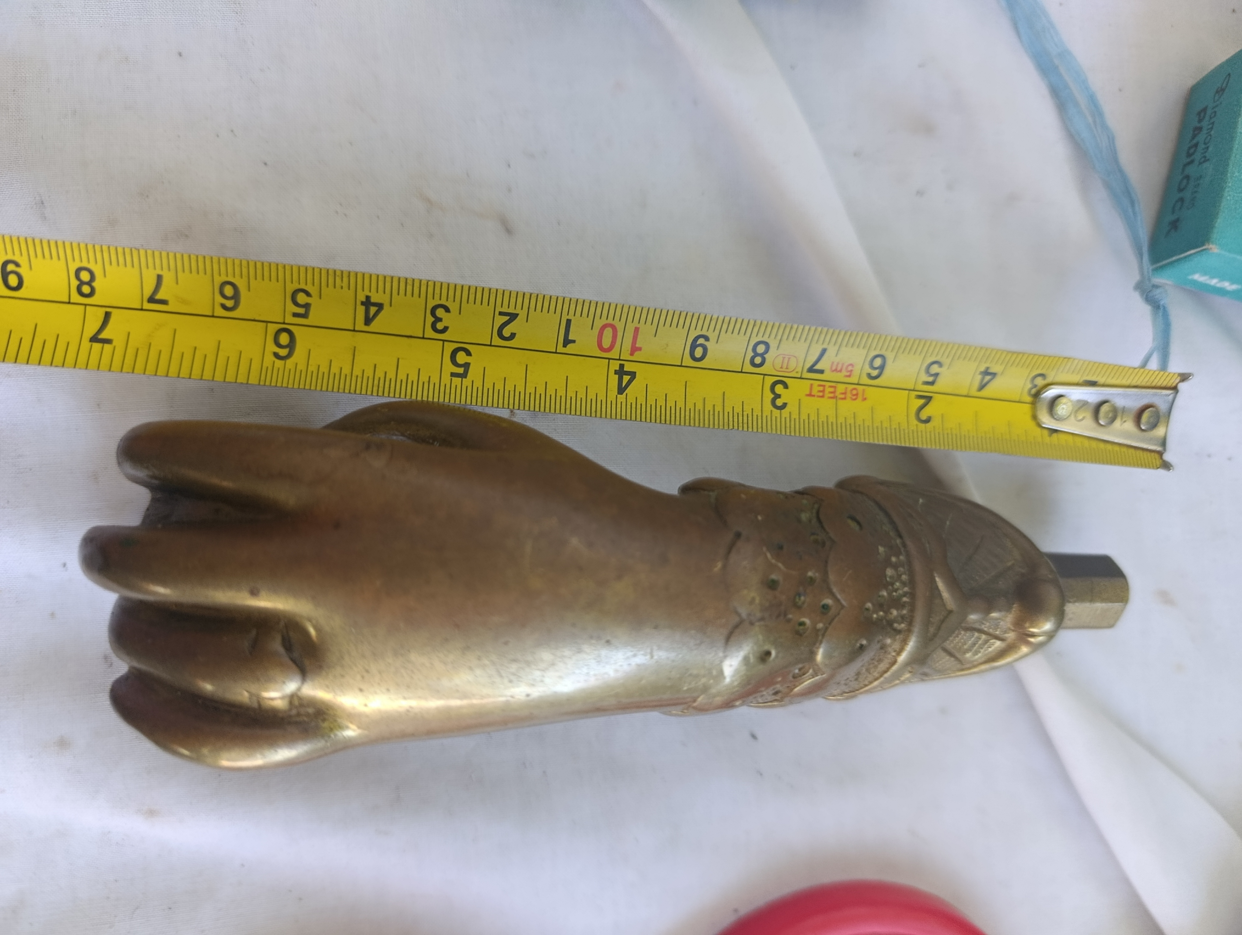 Llamador manito de bronce 